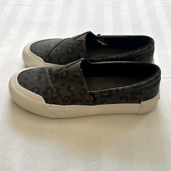 TOMS Women’s Fenix tarmac olive leopard print slip on matte canvas sneakers - Picture 4 of 5